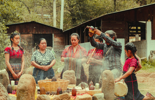 Kakao-Zeremonie mit Weihrauch, Kerzen und Maya
