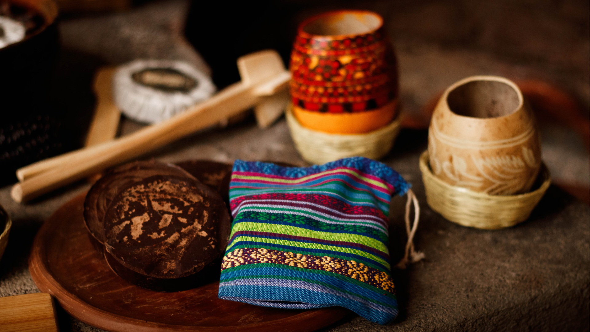 Zeremonielle Produkte der Maya auf einem Tisch - Zeremonieller Kakao, Jicaras, Molonillos Theto Nature
