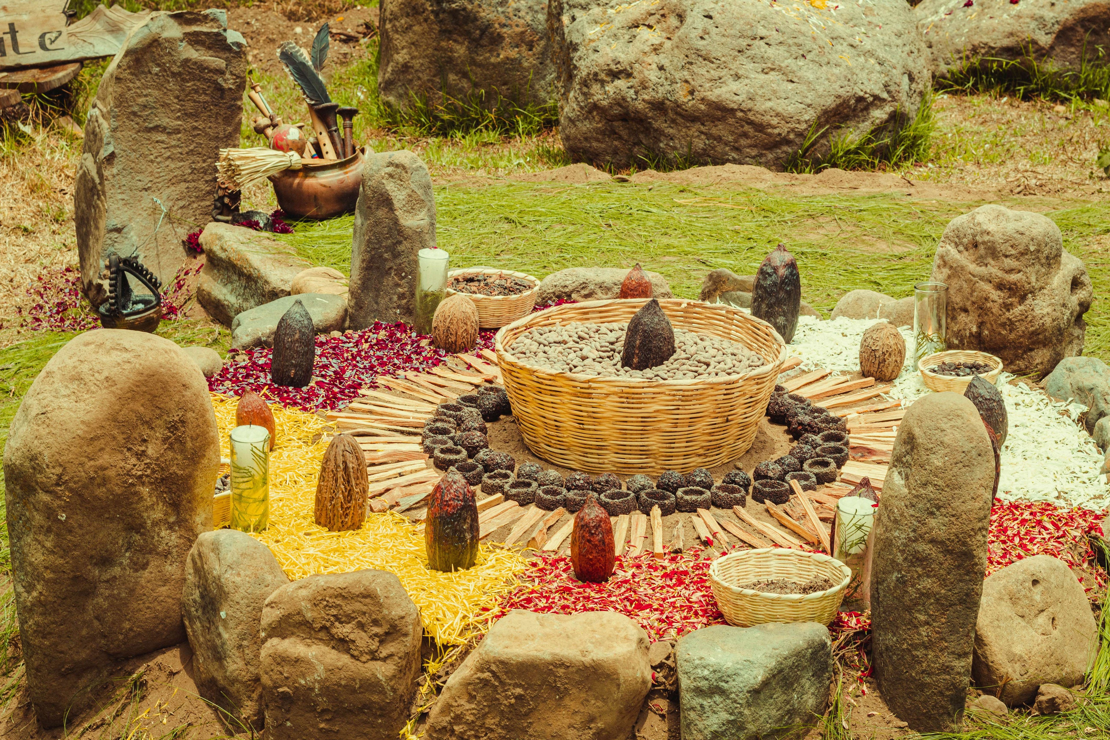 Foto der Stätte einer Kakao-Zeremonie mit Blumen, Steinen, zeremoniellem Kakao