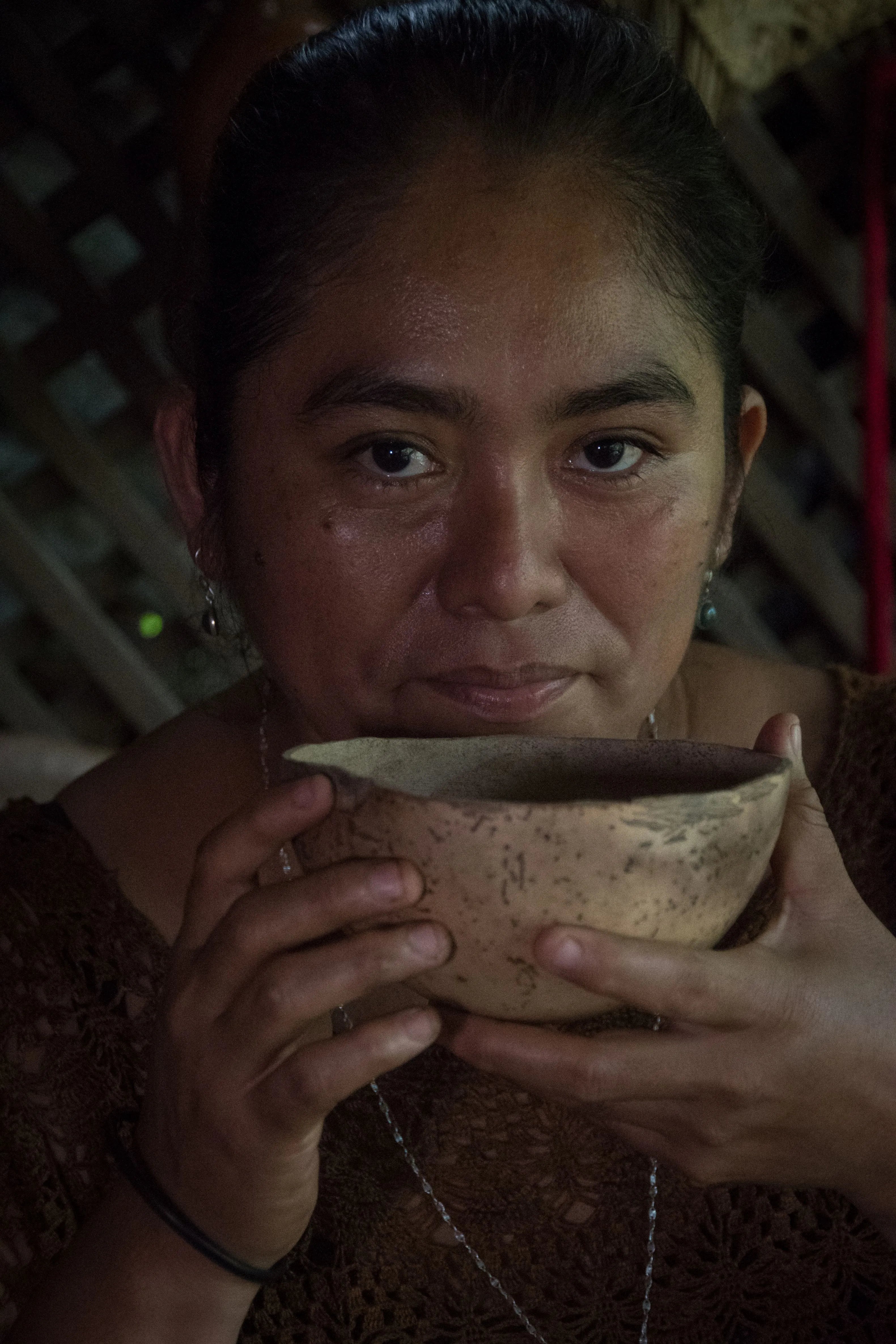 Maya-Frau trinkt zeremoniellen Kakao aus einer Jicara (traditionelles Trinkgefäß aus Kürbis)