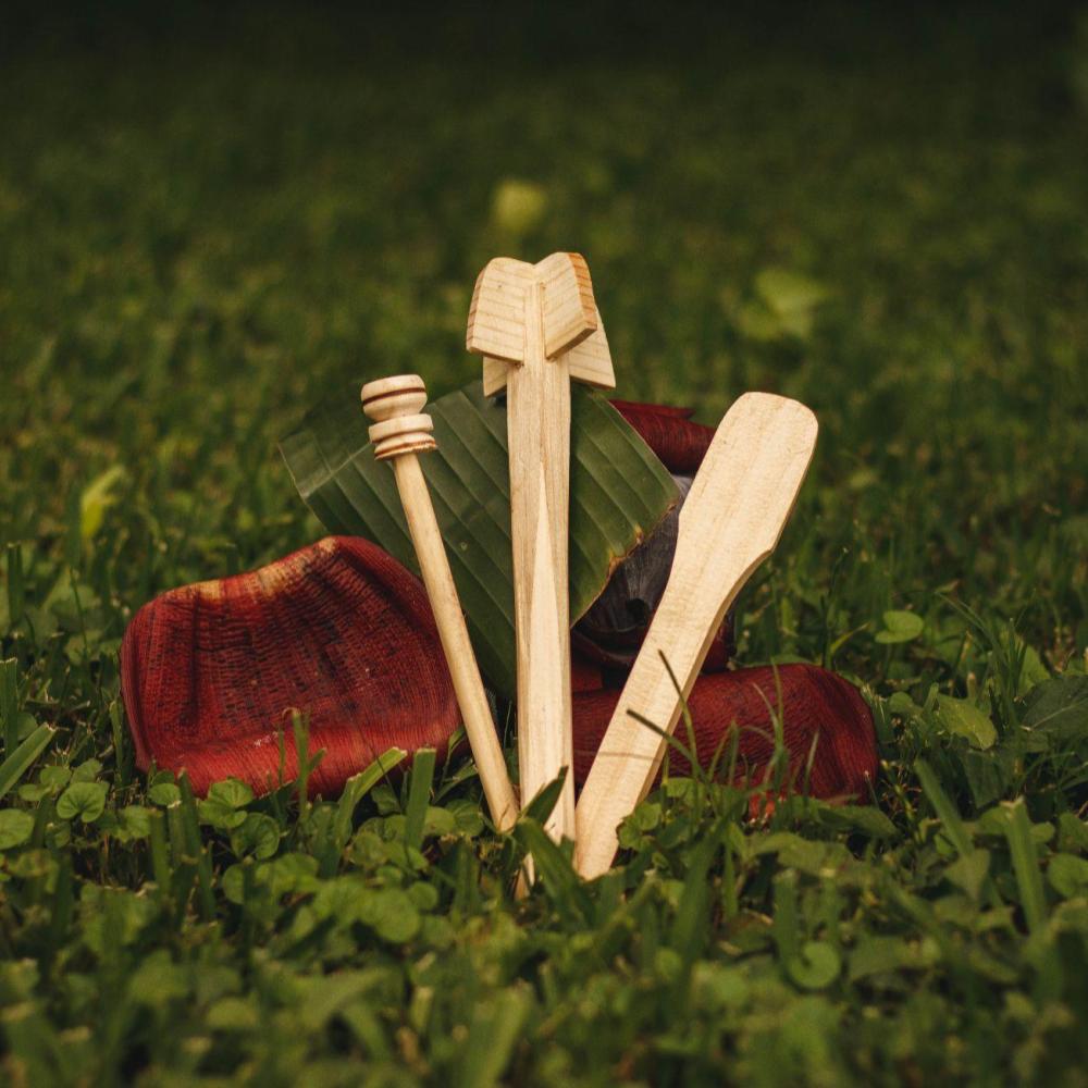 Molinillos - Set - Traditionelle Holzlöffel & Milchaufschäumer vor Naturhintergrund- Theto Nature